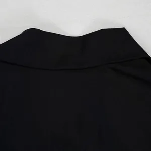 Detailansicht eines schwarzen Freizeit-Tops mit einem klassischen großen Reverskragen.