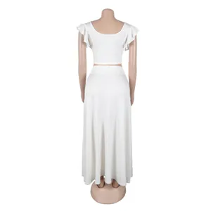Achteraanzicht van een witte tweedelige set met ruffles top en een lange maxi-rok