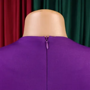 Dettaglio della cerniera invisibile posteriore di un abito estivo viola elegante