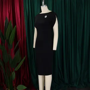 Elegante abito a tubino nero con scollo rotondo e dettaglio zip sulla spalla per donna