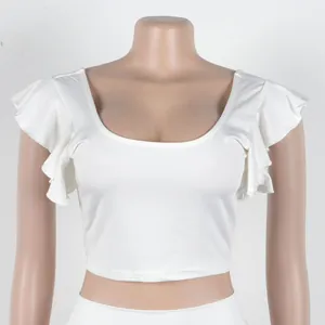 Gedetailleerde weergave van een witte crop top met ruches mouwen van een elegant setje