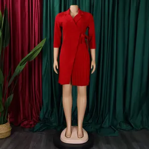 Vue détaillée d'une robe portefeuille rouge vif avec col tailleur et jupe plissée