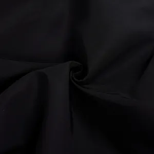 Makroansicht der hochwertigen schwarzen Webstofftextur für ein klassisches zweiteiliges Set.