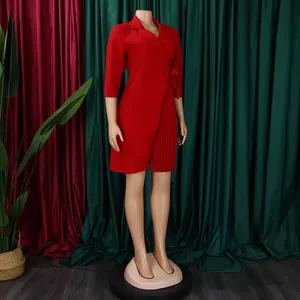 Vue détaillée d'une robe blazer rouge élégante avec jupe plissée et nœud de ceinture latéral