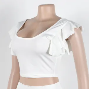Gedetailleerde weergave van een witte crop top met ruches aan de mouwen van een tweedelige set