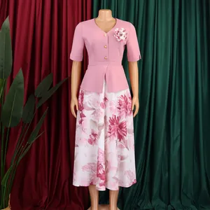 Dettaglio dell'abito africano rosa con un'elegante gonna a stampa floreale