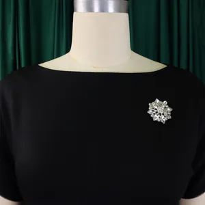 Elegante abito nero a maniche corte con dettaglio spilla a stella in cristallo