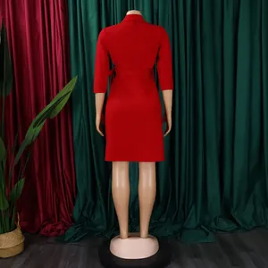 Vue arrière détaillée d'une robe rouge grande taille avec col à revers et ceinture.