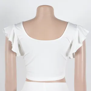 Detail achteraanzicht van elegante witte stretch crop top met ruches en lange rok