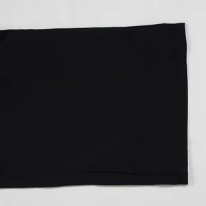 Detailansicht des hochwertigen schwarzen Stoffsaums einer formellen Pendleranzughose