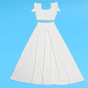Bovenaanzicht van een elegante witte tweedelige set met ruches crop top en lange rok set.