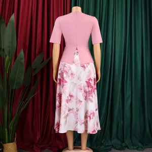 Elegante vista posteriore di un abito a peplo rosa con gonna midi floreale e mezze maniche.