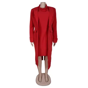 Gesamtansicht eines roten zweiteiligen Damenkleid-Sets mit langem tailliertem Blazer
