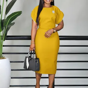 Elegante abito giallo a maniche corte OL plus size con finiture argento e spilla