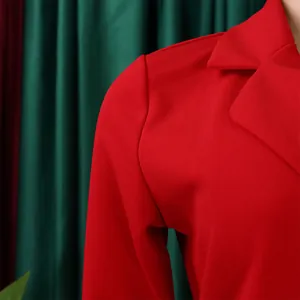 Détail en gros plan du col tailleur et de la couture d'épaule d'une robe africaine rouge vif