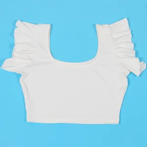 Detailoverzicht van een witte crop top met ruchesmouwen van een elegante set