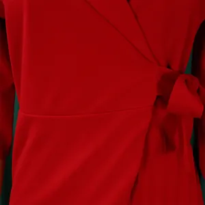 Vue détaillée de la robe rouge grande taille avec un col blazer et une ceinture nouée