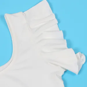 Detailopname van de witte ruches op de schouder van een elegante en elastische jurk