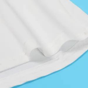 Macro-detailweergave van witte stretch rokzoom met golvende kanten rand en stiksels