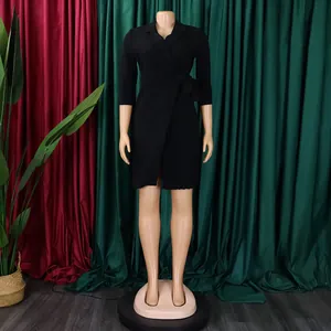 Vue détaillée d'une robe noire à col tailleur plissée avec ceinture nouée sur un mannequin