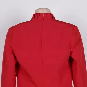Detailansicht der Rückseite des roten Blazers mit Rüschenkragen und Reißverschluss hinten.