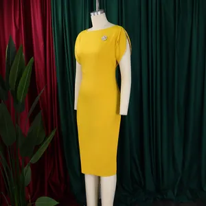 Elegante abito midi giallo a maniche corte con scollo rotondo e spilla di strass.