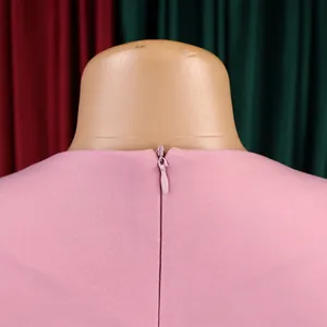 Dettaglio della cerniera invisibile sul retro di questo elegante abito estivo rosa
