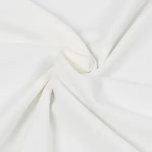 Close-up van zachte witte elastische stof met fijne twill-textuur en gedetailleerde drape