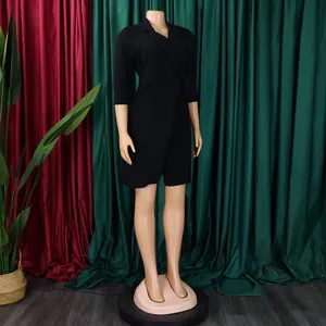 Robe blazer noire grande taille élégante avec col à revers et détail de jupe plissée