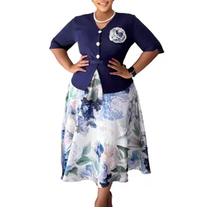 Abito longuette stile africano finto due pezzi con top blu navy e gonna floreale.