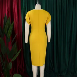Vista posteriore dell'elegante abito midi giallo aderente con maniche corte