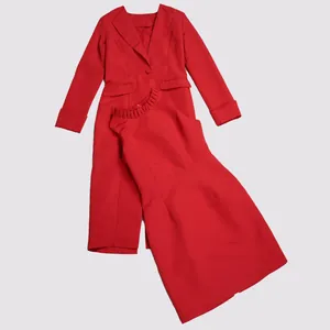 Nahaufnahme des roten zweiteiligen Sets aus Revers-Blazer und elegantem Kleid.