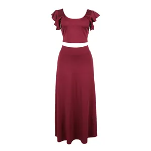 Elegant bordeauxrood tweedelig setje met crop top met ruches en een hoge maxi-rok (83 chars)