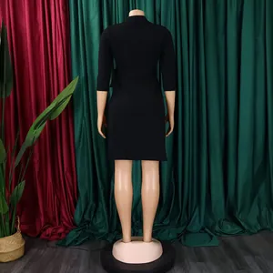 Vue arrière d'une robe noire grande taille mi-longue avec manches 3/4 et ceinture.