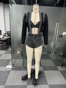 Detail van een sexy driedelige set met jasje en short versierd met fonkelende stras.