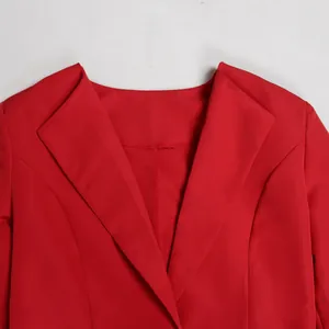 Detaillierte Ansicht des leuchtend roten Reverskragens und der Nähte am Blazer