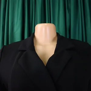 Vue détaillée du col blazer sur une robe noire grande taille avec taille cintrée