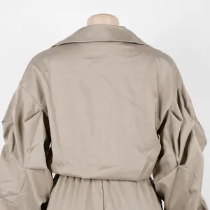 Rückansicht Detail eines khakifarbenen Sets mit großem Revers und plissierten Puffärmeln.