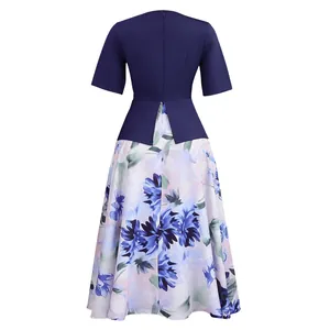 Elegante abito blu navy a mezza manica con gonna a ruota a fiori vista retro