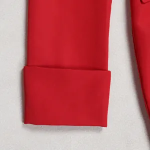 Detailaufnahme des hochwertigen roten Stoffes und des umgeschlagenen Ärmels der Weste