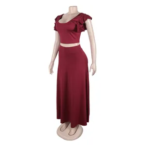 Gedetailleerde weergave van bordeauxrode tweedelige set met crop top en maxi rok