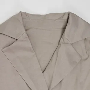Nahaufnahme des großen Revers und der Stoffstruktur eines khakifarbenen Freizeit-Blazers