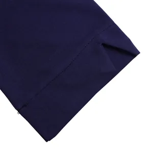 Dettaglio ravvicinato della manica blu navy con spacco laterale e cucitura fine.