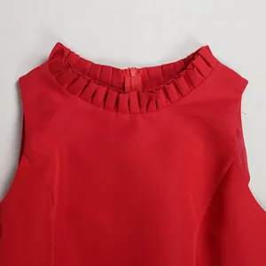 Detailansicht des eleganten roten Rüschenkragens und Reißverschlusses an einem ärmellosen Top