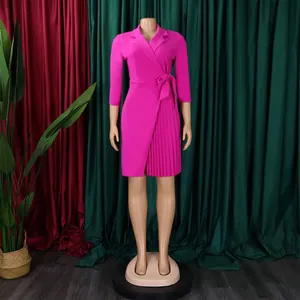 Robe portefeuille plissée fuchsia élégante avec revers et détail de nœud latéral