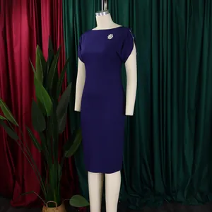 Elegante abito a tubino blu scuro per donna con spilla e dettaglio zip sulla spalla