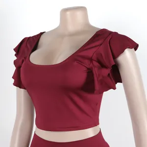 Gedetailleerde weergave van bordeauxrode crop top met ruchesmouwen van een sexy tweedelige set