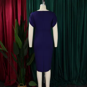 Dettaglio della vista posteriore di un elegante abito aderente blu navy a maniche corte