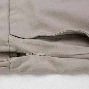 Detailansicht des hochwertigen verdeckten Seitenreißverschlusses an der taupefarbenen Hose.