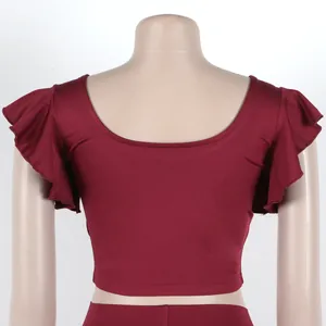 Achteraanzicht detail van bordeauxrode crop top met rufflemouwen van tweedelig